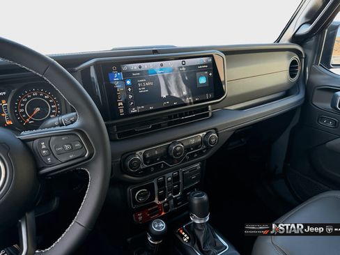 Used 2025 Jeep Gladiator Mojave AWD/4WD image 21