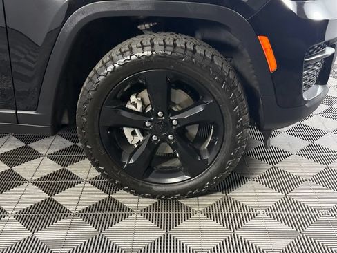 Certified 2025 Jeep Grand Cherokee Altitude AWD/4WD image 11