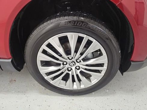 Used 2024 Toyota Venza XLE image 10