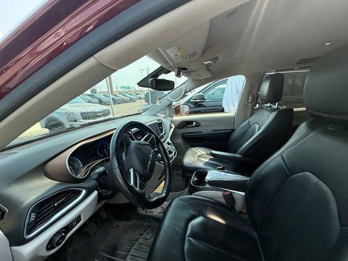 Used 2019 Chrysler Pacifica Touring-L FWD image 22