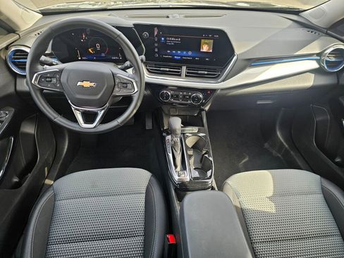 Used 2025 Chevrolet Trax LT w/ LT Convenience Package FWD image 23