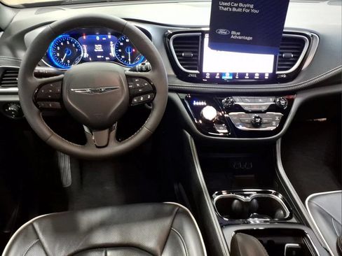 Used 2025 Chrysler Pacifica Limited FWD image 7
