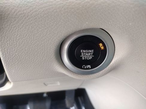 Used 2024 Chrysler Pacifica Touring-L image 34