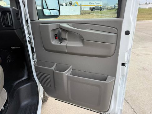Used 2015 Chevrolet Express 2500 image 22