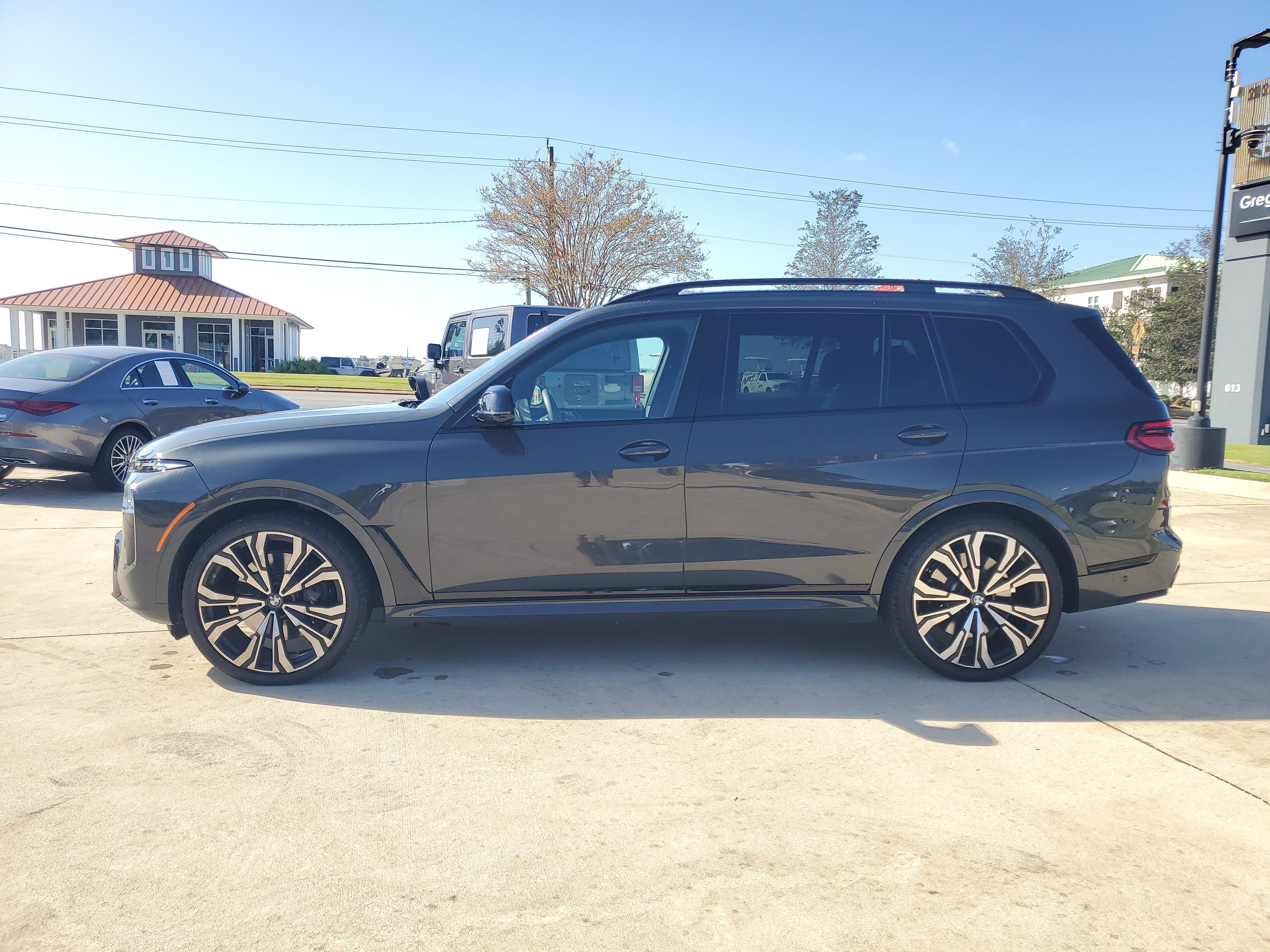 Used 2025 BMW X7 M60i AWD/4WD image 2