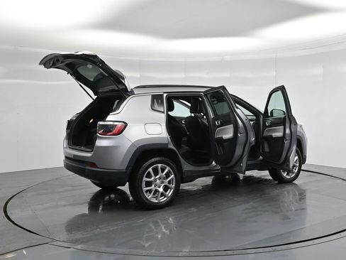 Used 2023 Jeep Compass Latitude image 6