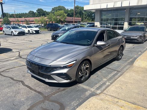 Used 2025 Hyundai Elantra SEL FWD image 5