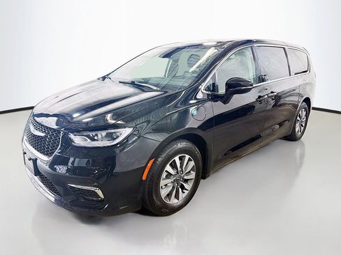 Used 2024 Chrysler Pacifica Limited FWD image 5