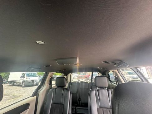 Used 2019 Dodge Grand Caravan SXT FWD image 14