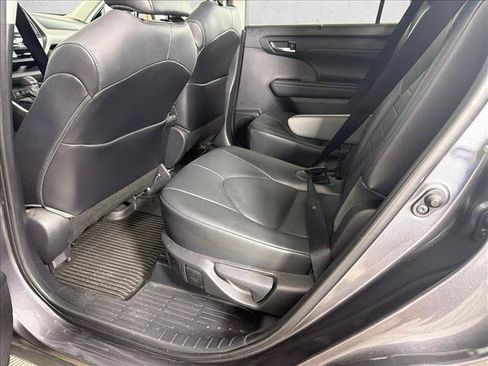 Used 2021 Toyota Highlander XLE FWD image 22