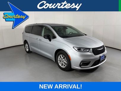 Used 2024 Chrysler Pacifica Touring-L