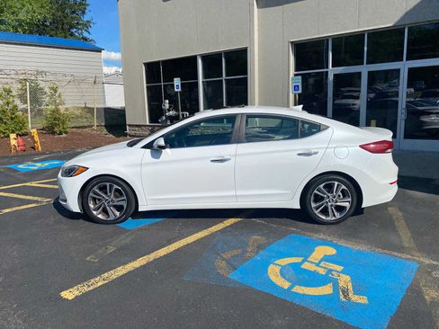 Used 2017 Hyundai Elantra Limited w/ Limited Tech Package 04 FWD image 4