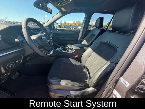 New 2025 Jeep Grand Cherokee Altitude image 9