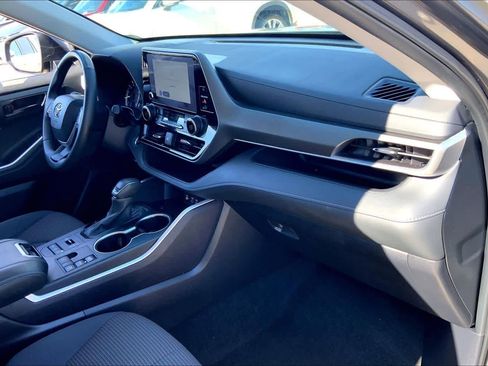 Used 2024 Toyota Highlander LE image 19