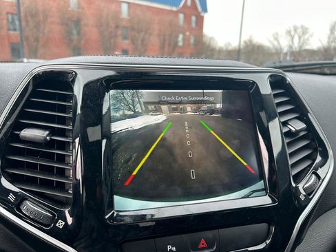 Used 2020 Jeep Cherokee Limited image 17