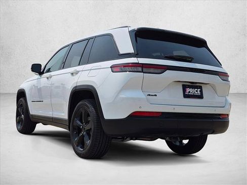 Used 2024 Jeep Grand Cherokee Altitude AWD/4WD image 8