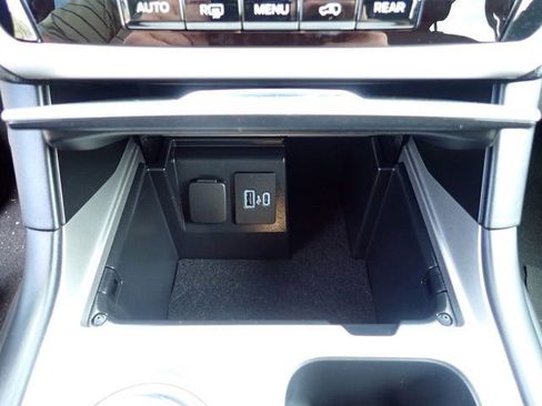 Used 2023 Ford Explorer XLT AWD/4WD image 26