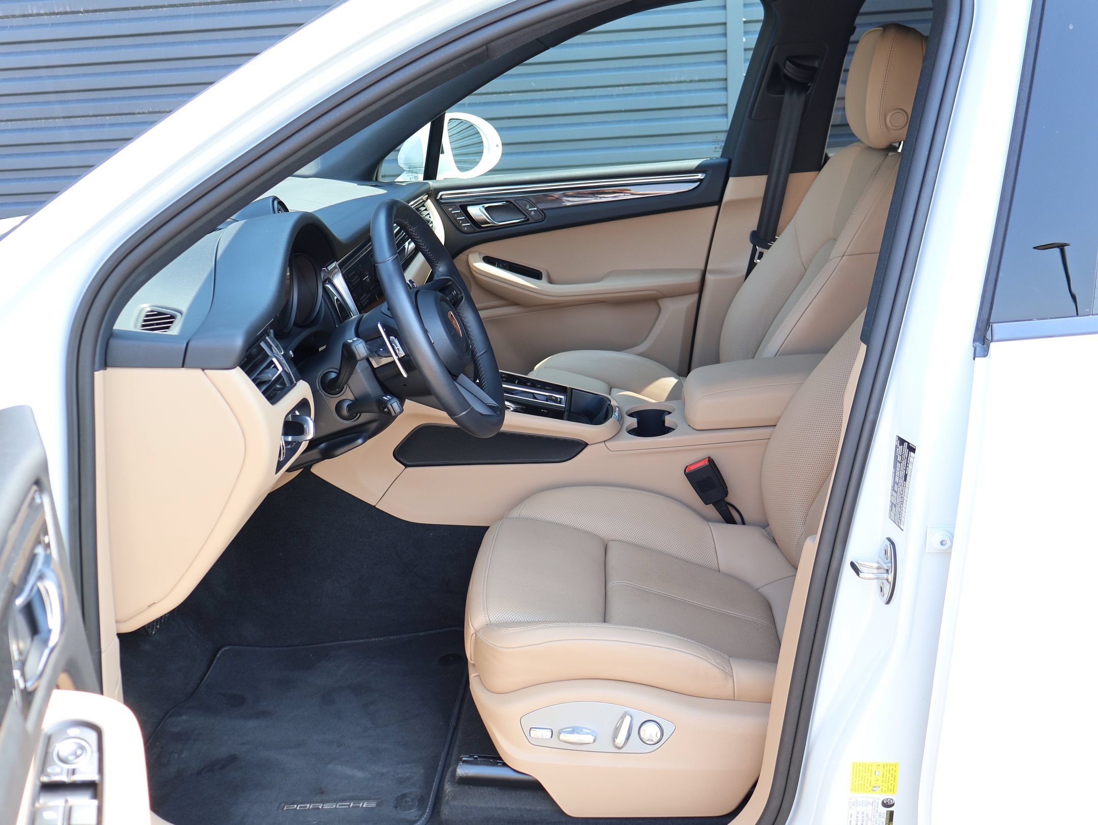 Certified 2026 Porsche Macan AWD/4WD image 35