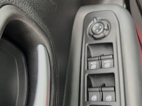 Used 2019 Jeep Renegade Altitude w/ Quick Order Package 2XM AWD/4WD image 18
