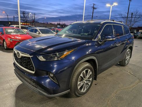 Used 2022 Toyota Highlander XLE image 3