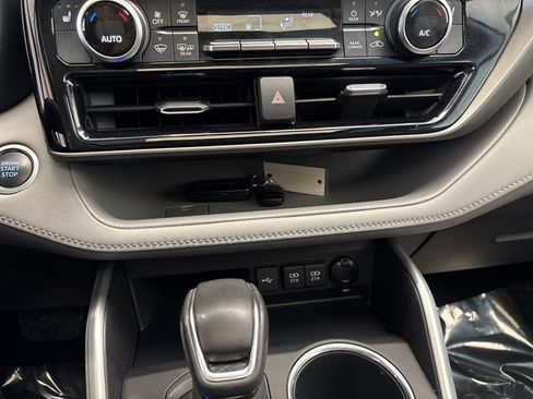 Used 2020 Toyota Highlander XLE AWD/4WD image 21