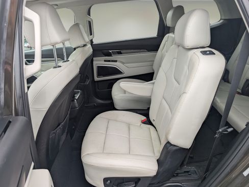 Used 2022 Kia Telluride EX w/ EX Premium Package FWD image 11