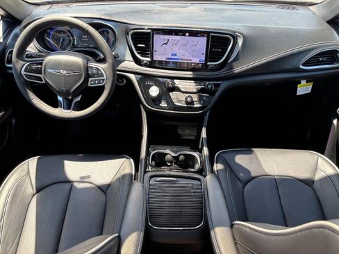 Used 2026 Chrysler Pacifica Limited FWD image 13