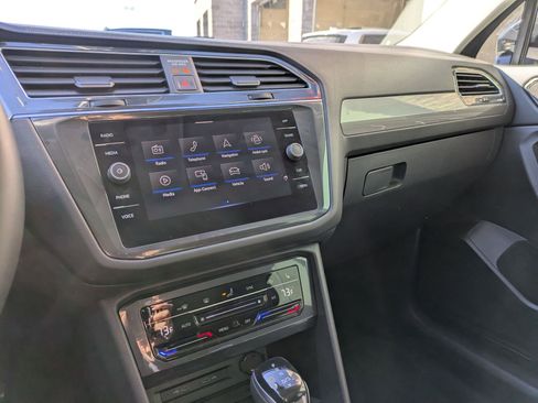 Used 2022 Volkswagen Tiguan SE image 16