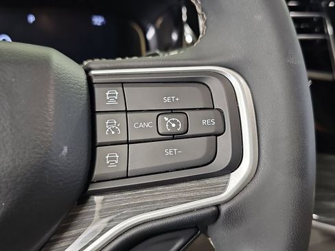 Used 2022 Jeep Wagoneer Series III w/ Premium Group I AWD/4WD image 21