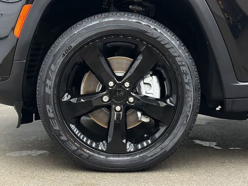 Used 2023 Jeep Grand Cherokee L Altitude AWD/4WD image 10
