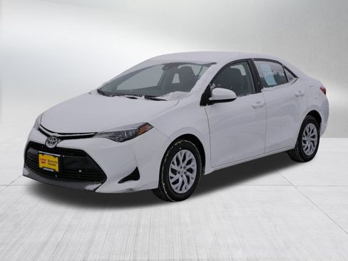 Used 2018 Toyota Corolla LE image 3