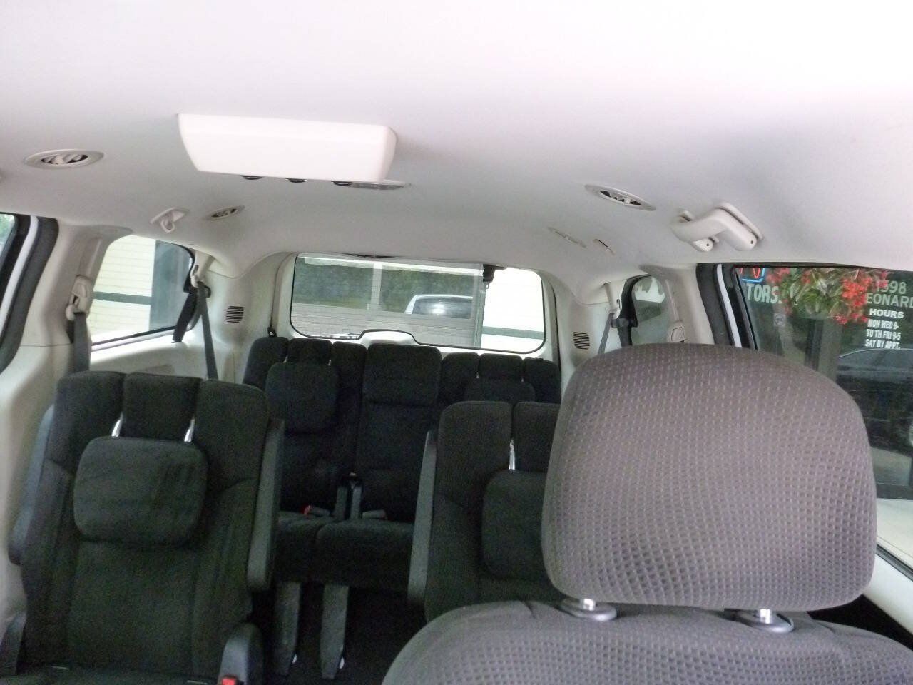 Used 2016 Dodge Grand Caravan SE w/ Quick Order Package 29E SE FWD image 14