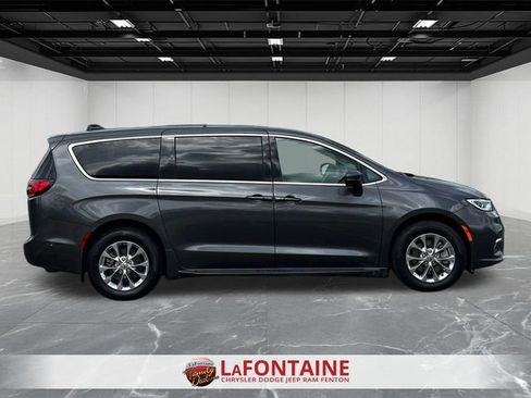 Used 2023 Chrysler Pacifica Touring-L AWD/4WD image 6