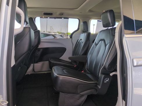 Used 2023 Chrysler Pacifica Limited FWD image 30