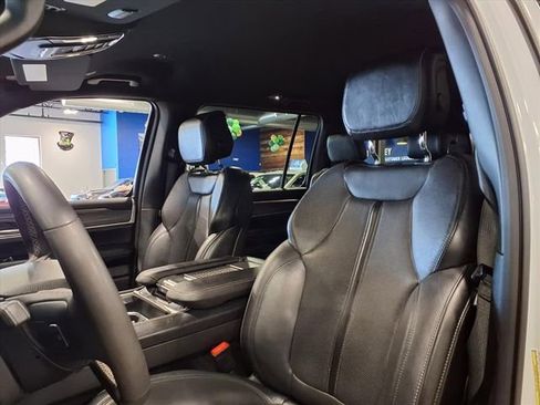 Certified 2024 Jeep Wagoneer Series II w/ Flexible Seating Group image 17