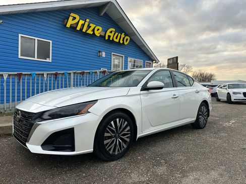 Used 2023 Nissan Altima 2.5 SV w/ SV Premium Package image 2