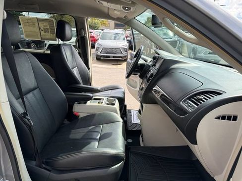 Used 2014 Chrysler Town & Country Touring-L w/ Driver Convenience Group FWD image 26