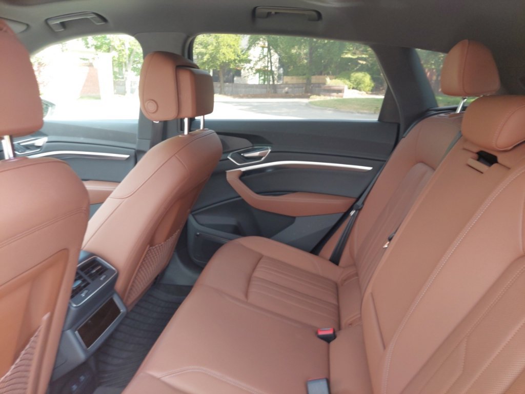 Used 2024 Audi Q8 e-tron Premium Plus w/ Premium Plus Package AWD/4WD image 24