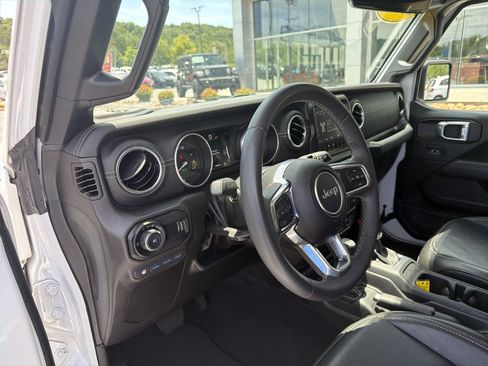 Used 2023 Jeep Wrangler Unlimited Sahara AWD/4WD image 17