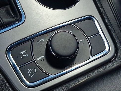 Used 2022 Jeep Grand Cherokee Limited AWD/4WD image 25