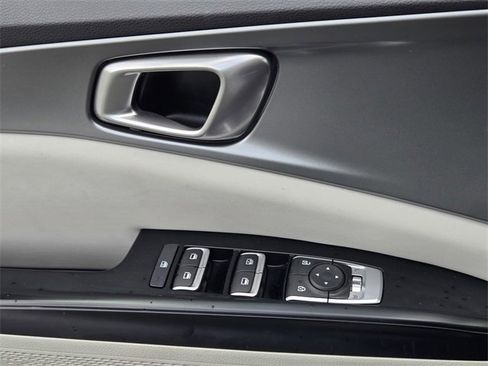 Used 2023 Kia Carnival LX image 22