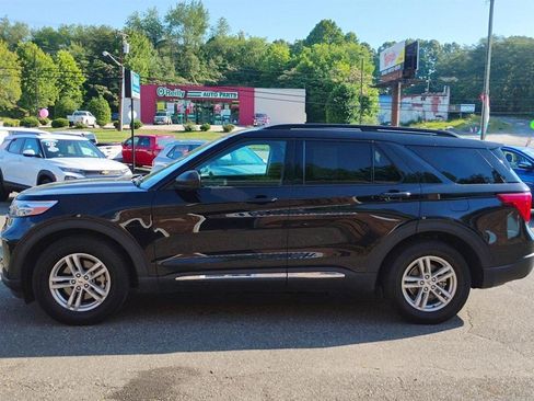 Used 2024 Ford Explorer XLT w/ Equipment Group 202A RWD image 8