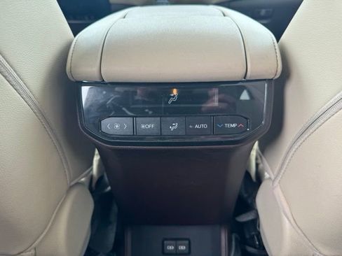 Used 2022 Toyota Highlander XLE AWD/4WD image 17