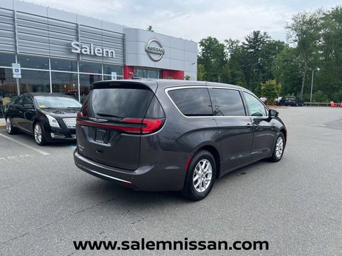 Used 2023 Chrysler Pacifica Touring-L FWD image 7