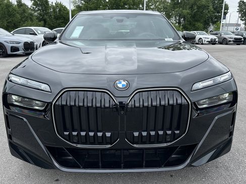 Used 2025 BMW 760i xDrive w/ Executive Package image 3