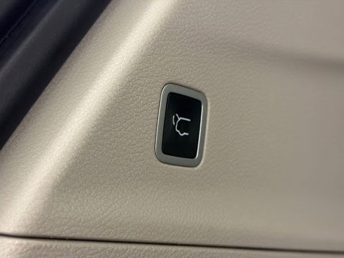 Used 2021 Chrysler Pacifica Touring w/ Uconnect Theater Family Group image 7