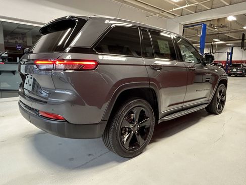 Certified 2024 Jeep Grand Cherokee Altitude AWD/4WD image 12