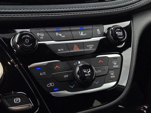 Used 2021 Chrysler Pacifica Touring-L w/ Uconnect Theater Family Group FWD image 46