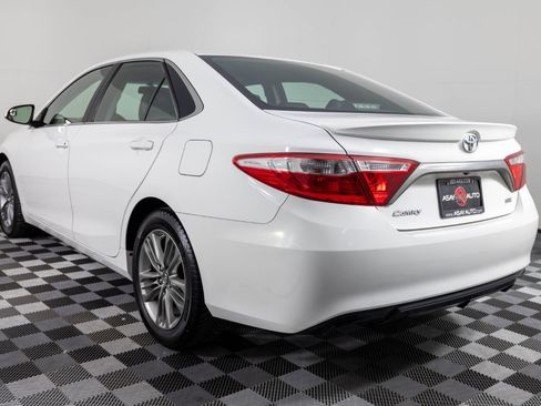 Used 2017 Toyota Camry SE image 4