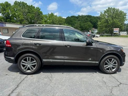 Used 2016 Volkswagen Touareg TDI AWD/4WD image 9